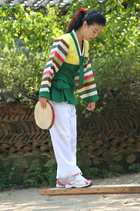 Korean Folk Village-Women in hanbok-04